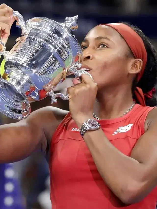 Coco-Gauff-kisses-US-Open-trophy